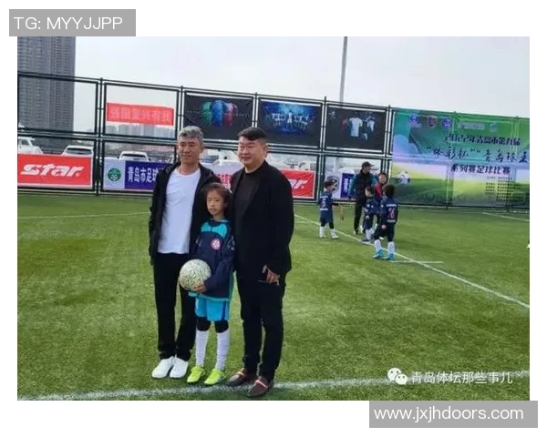 足球明星齐聚盛典活动现场展现风采引发粉丝热烈追捧