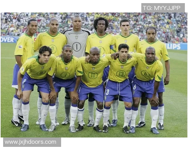 多条线条勾勒出的足球明星标志展现运动激情与个性魅力