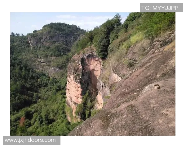 足球明星的声音如同乐曲般动听让人陶醉的魅力与激情交织在一起
